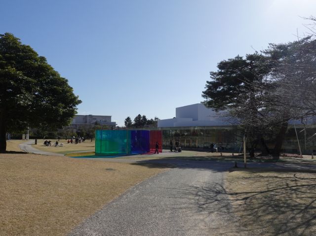 下午1:30：在金沢的21世紀現代藝術館重置我們的感官。