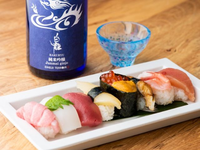Savor sushi crafted by skilled artisans and enjoy a sushi-making experience with the family!
