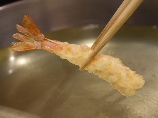 在别致的吧台边一边品酒一边享用刚炸好的天妇罗