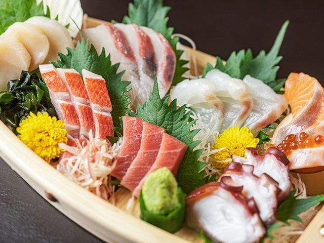 Enjoy exquisite fish dishes unique to a fishmonger's own restaurant at reasonable prices