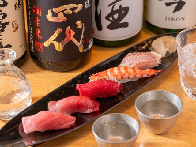 使用上等鮮魚製作的握壽司和小吃，以及豐富的精選地酒