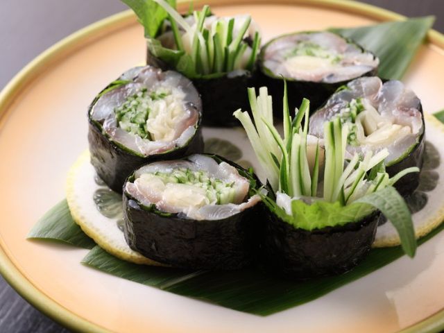 虽是高品质寿司料理店,但其魅力在于客人可以轻松提出要求的氛围
