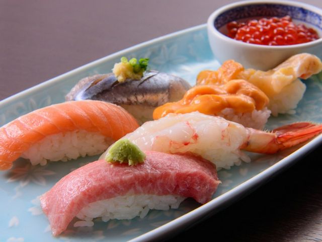 在小樽運河邊享受老字號壽司店的美味