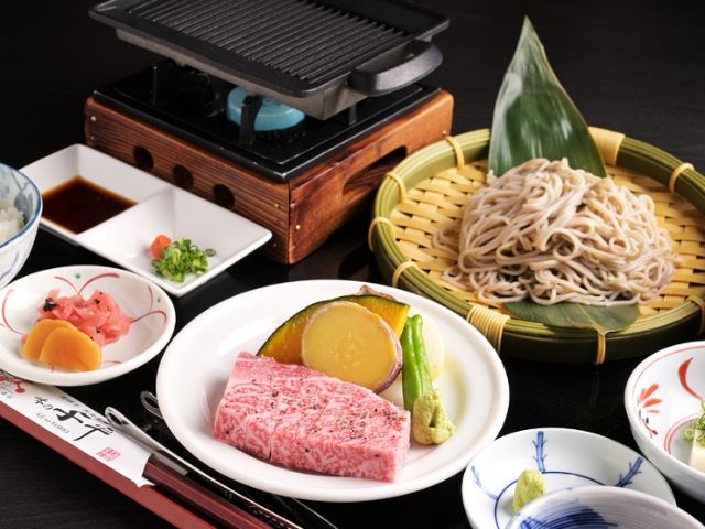 Enjoy the food culture of Hida Takayama and a tasting comparison of local sake