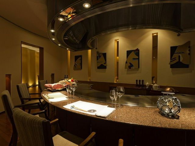 A gourmet space for adults to savor Hokkaido ingredients on a teppanyaki grill