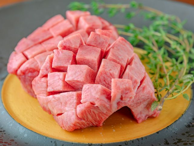 精肉店的直營店中沉醉於熟成肉和葡萄酒