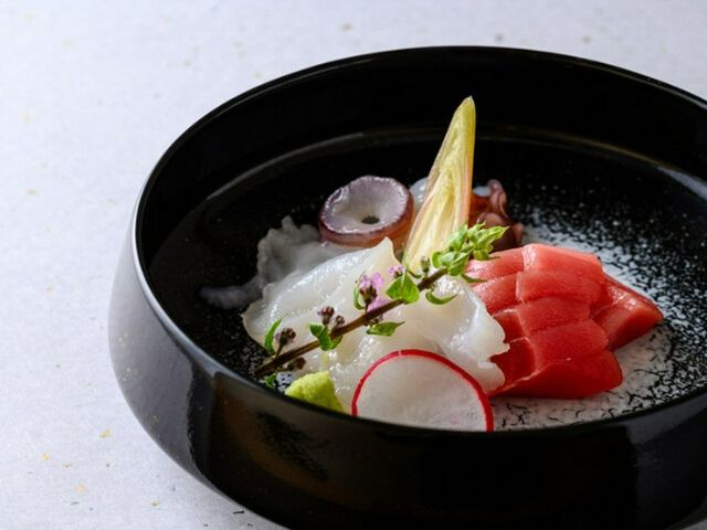 Edo-style sushi that incorporates traditional Edo cuisine with a modern twist.