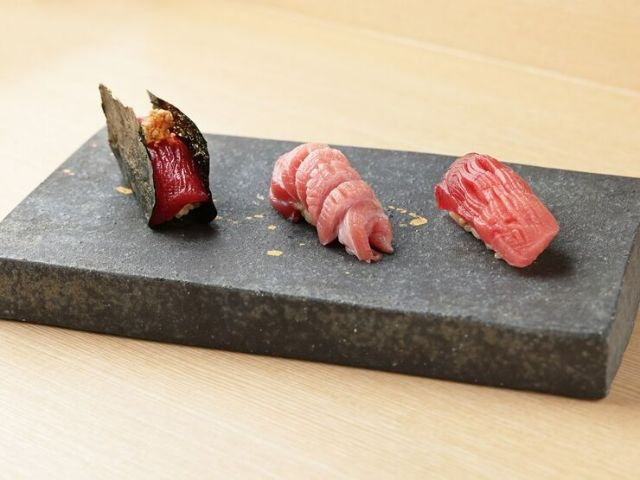 A luxurious experience woven together with seasonal sushi and carefully selected sake.