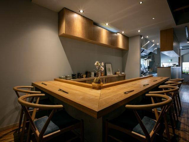 A variety of exquisite Japanese dishes paired with natural wines.