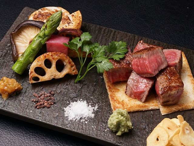 Enjoying Japanese teppanyaki in a sophisticated space with a lively atmosphere.