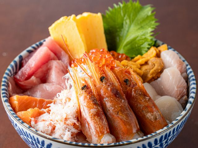 A blissful experience of tasting fresh seafood directly delivered from Odawara Hayakawa Fishing Port at the foot of Mount Fuji.