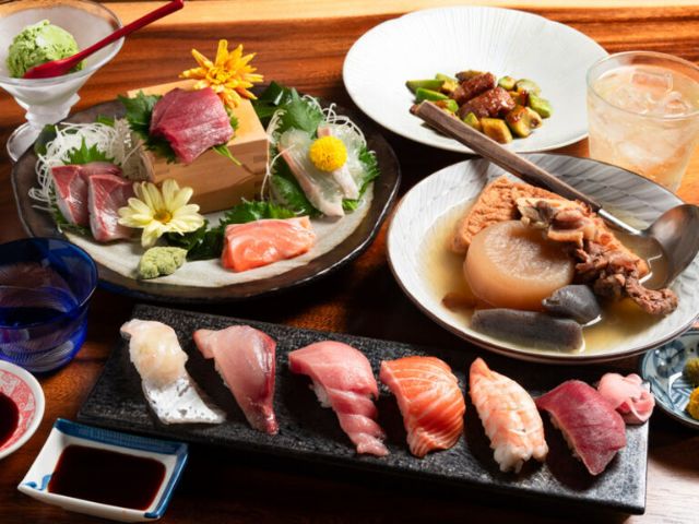 新鮮的食材製作的海鮮料理和おでん盡情享受