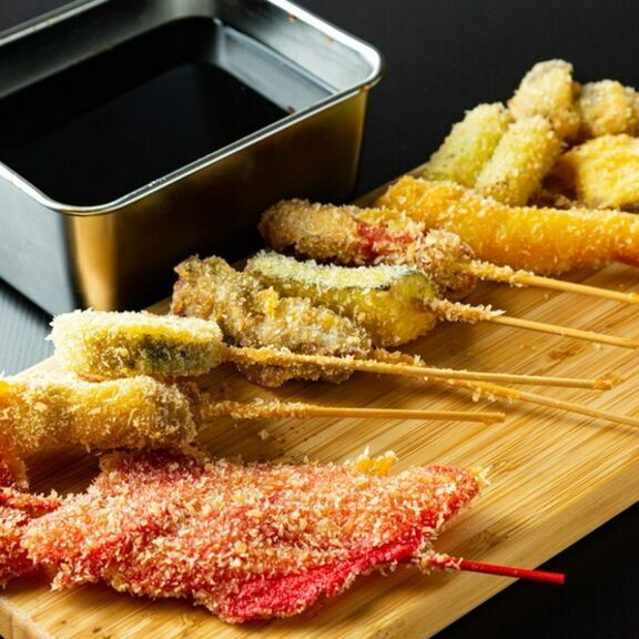 Enjoy a variety of kushikatsu with sake.