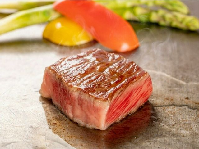 佐賀牛和伊勢海老在鐵板燒中盡情享受