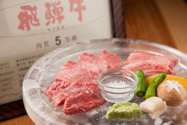 Enjoy exquisite Hida beef and fresh seafood in a private room.