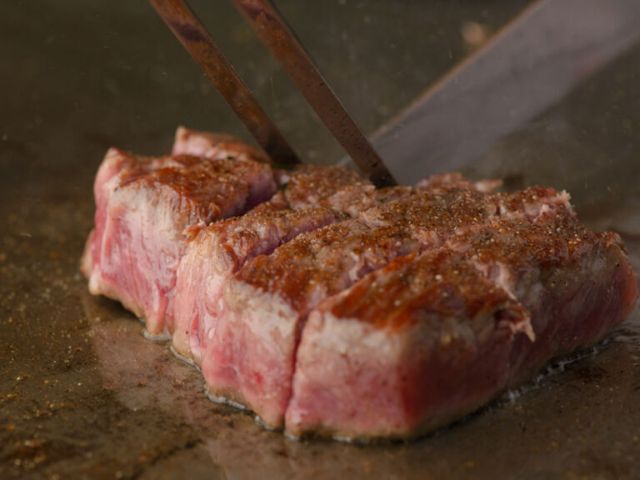Casually enjoy A5 rank Hida beef at a hidden teppanyaki restaurant.