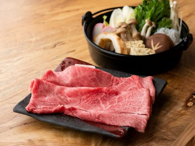 A Japanese restaurant in front of the station where one can enjoy Noto beef sukiyaki and sushi together.