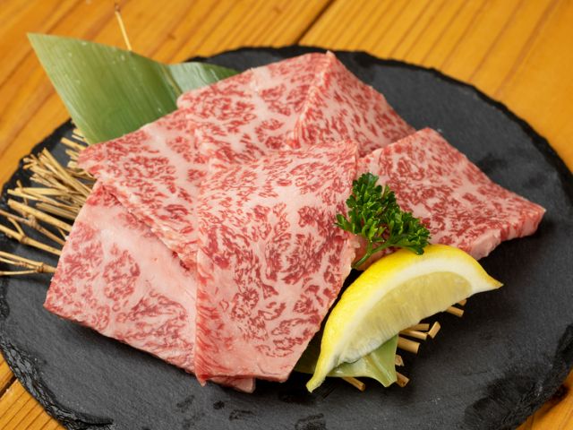 A yakiniku restaurant that carefully selects and offers locally proud Saga beef and the finest black-haired wagyu.