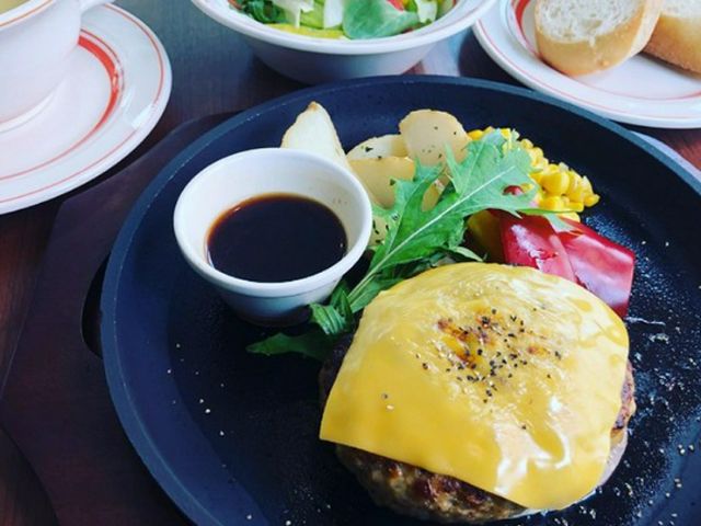 Juicy hamburgers made with Saga beef, packed with rich flavor and meat juices!