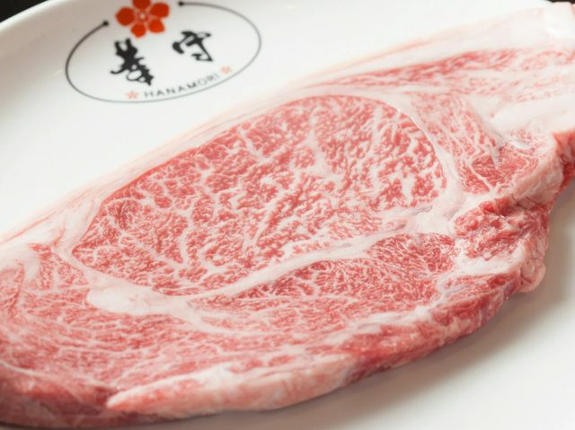 在流淌著爵士樂的時尚空間中，以合理的價格享受高品質的燒肉