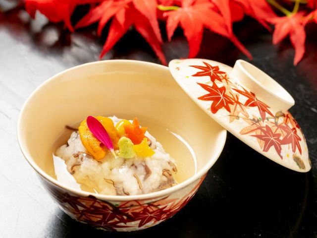Japanese cuisine made with local ingredients, enjoyed while watching the flow of the Setagawa River.