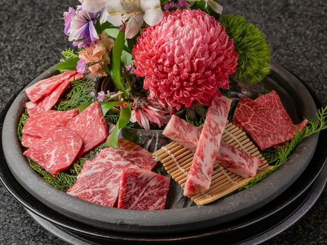 야경을 바라보며 화려한 플레이팅의 극상 바베큐에 혀를 놀리다