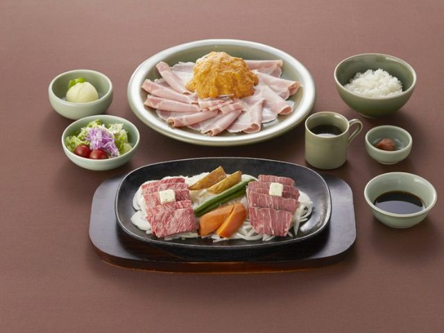 Spend a relaxing time at a restaurant with a Noh theater.