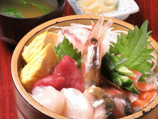 An izakaya where guests can enjoy copious amounts of Hokkaido seafood and mountain food