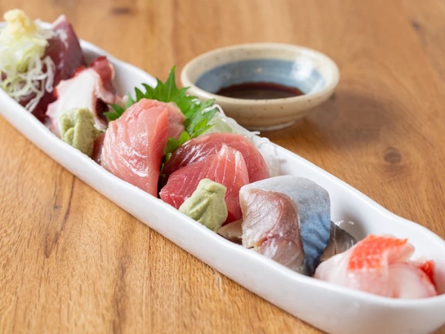 A U-shaped bar with excellent access, where guests can try fresh fish shipped from Toyosu market