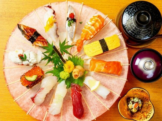 夜景一邊欣賞，盡情享受美麗擺盤的壽司和肉類料理