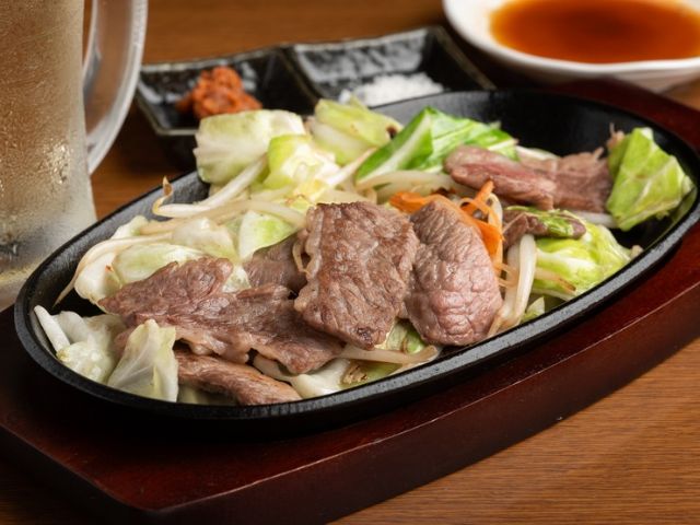 골목 깊숙한 곳의 철판구이 집에서 고베 소고기를 손쉽게 맛보세요