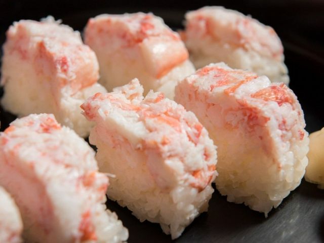 북해의 제철 해산물, 신선한 살아있는 게를 사용한 요리에 대만족