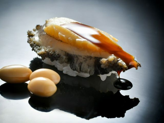 住宅區中靜謐的空間裡享用壽司和當季的美味