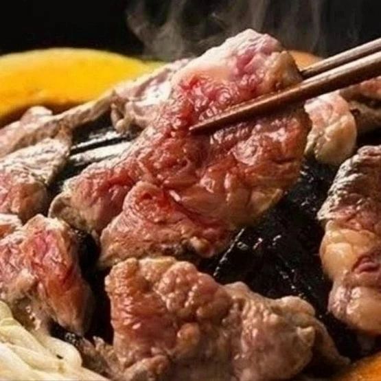 이국적인 분위기 속에서 징기스칸을 비롯한 고기 요리를 만끽