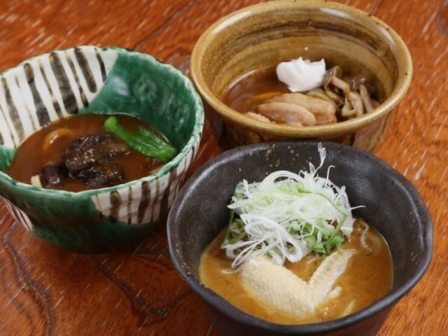 A specialty restaurant where one can enjoy curry udon for lunch and shabu-shabu and sukiyaki for dinner.