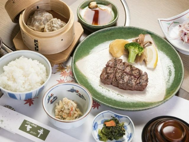 歷史悠久的空間中,邊欣賞日本百名庭,邊品嚐米澤牛