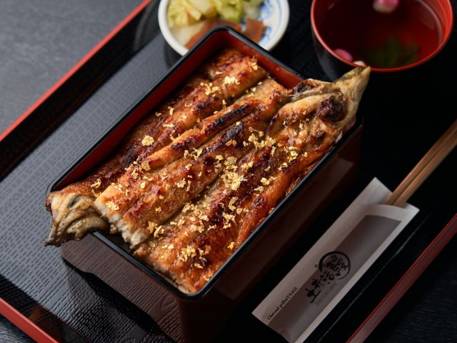Crispy skin and fluffy flesh of Kansai-style charcoal-grilled eel