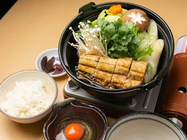 Experience a new specialty dish made with domestically sourced eel in the town in front of Nishi Hongan-ji.