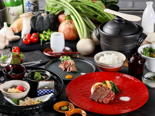 Teppanyaki steak and grilled shabu-shabu of A5 Kobe beef in an extraordinary Japanese space.