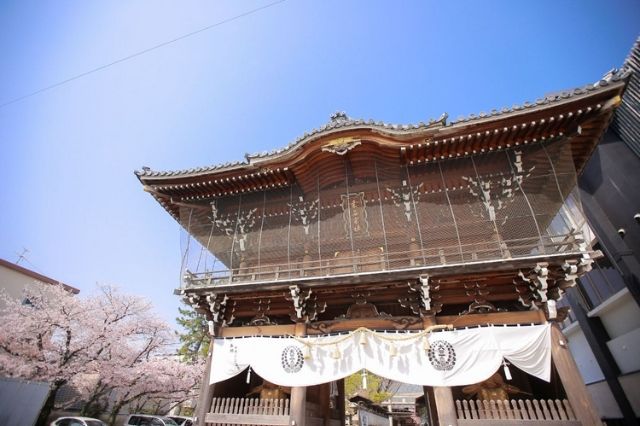 A unique shrine comprising two deities: Kuwana Shrine, dedicated to the god of prosperity, and Nakatomi Shrine, dedicated to the god of warding off misfortune