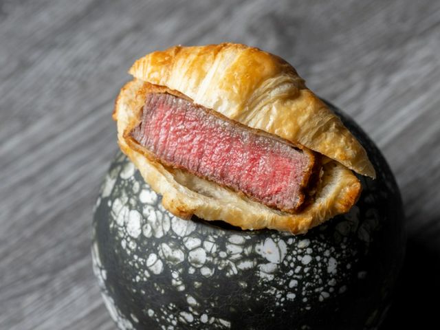 엔터테인먼트성이 가득한 연출로 맛보는 엄선된 고기 요리