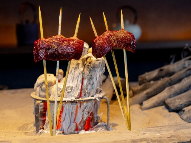 They are impressed by the charcoal-grilled wagyu and game enjoyed around the irori!