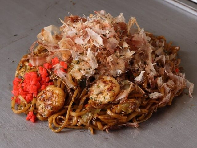 The aroma of the original sauce stimulates the appetite, allowing one to enjoy Osaka's famous dishes at a great value.