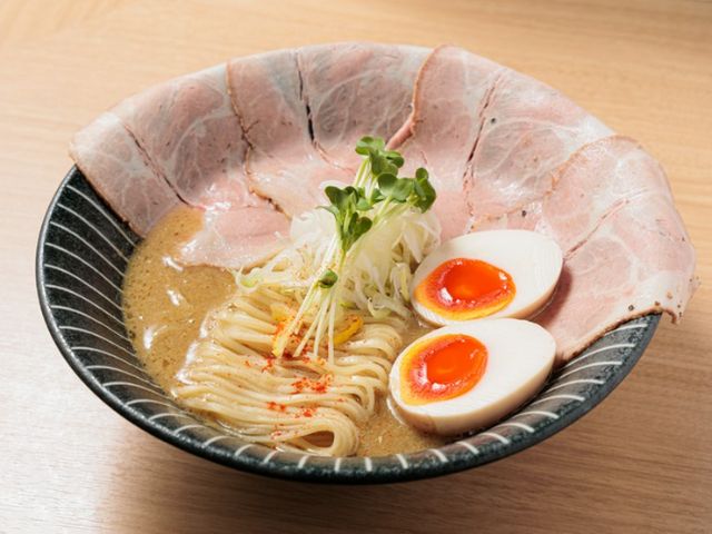 닭의 감칠맛이 응축된 국물이 매력적인, 극상의 라멘에 감동