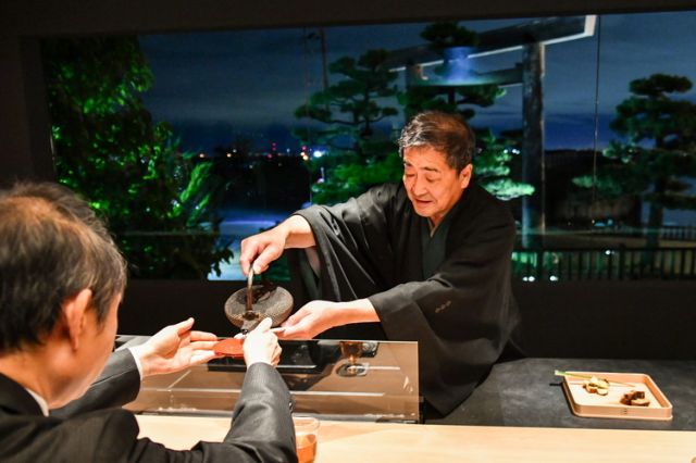 Especially illuminated! Experience an evening tea ceremony hosted by the Matsuo school at the beautifully lit Rokkaen in Kuwana, Mie Prefecture.