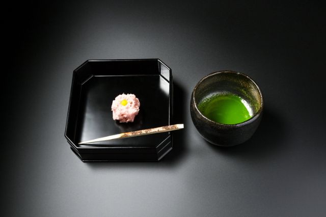 Especially illuminated! Experience an evening tea ceremony hosted by the Matsuo school at the beautifully lit Rokkaen in Kuwana, Mie Prefecture.