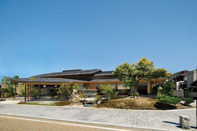 The famous inn "Beniya," where you can enjoy hot springs in the comfort of your room.