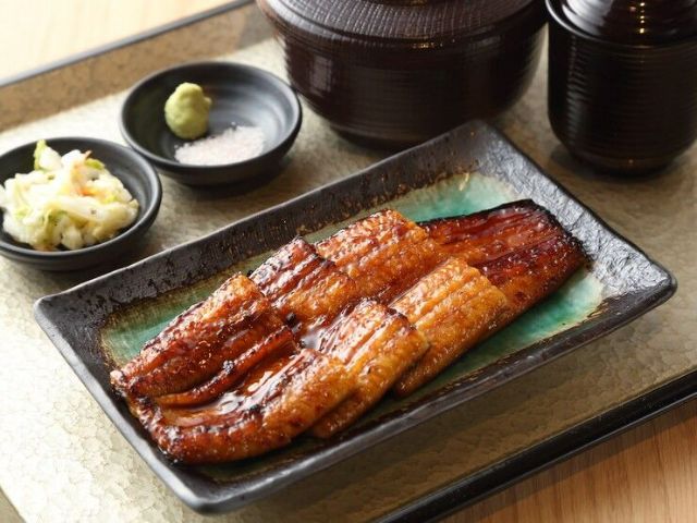 香脆的鰻魚和精選的日本酒可以在大阪城前的鰻魚店享用