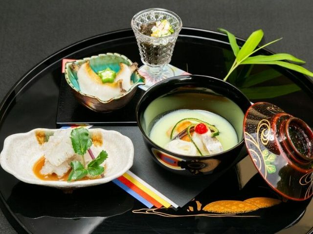 아름다운 정원을 감상하며 계절 요리와 비일상적인 감각을 맛보세요.