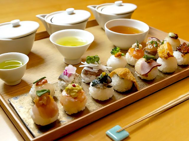 在优质的空间中奢华地品尝色彩鲜艳的手毬寿司和日本茶